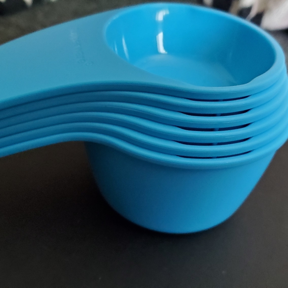 Display pieces tupperware measuring cups